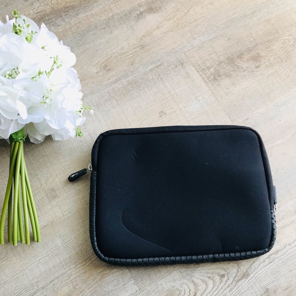 🎀 INIT (TM) Black Small Laptop Tablet Padded Bag